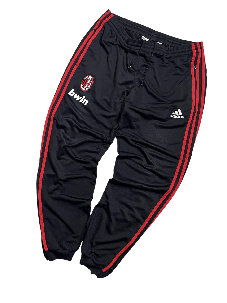 Fekete Adidas melegítőnadrág piros csíkokkal, AC Milan logóval és bwin felirattal