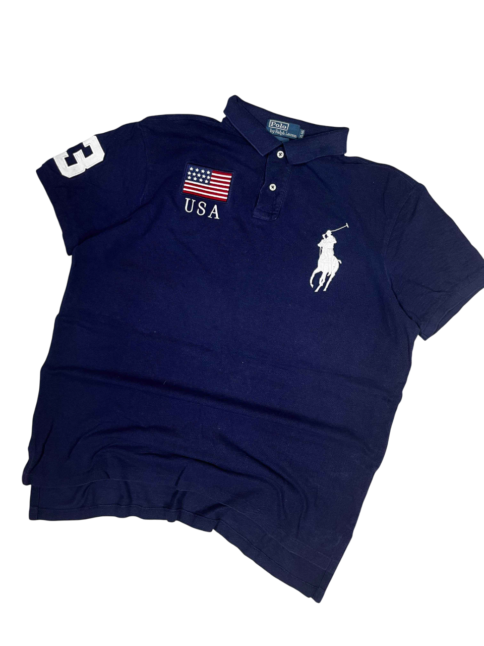 Sötétkék vintage Polo galléros póló USA zászlóval és hímzett lovas logóval, streetwear stílus