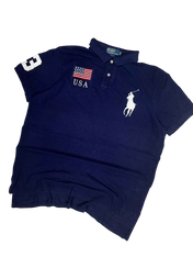Sötétkék vintage Polo galléros póló USA zászlóval és hímzett lovas logóval, streetwear stílus
