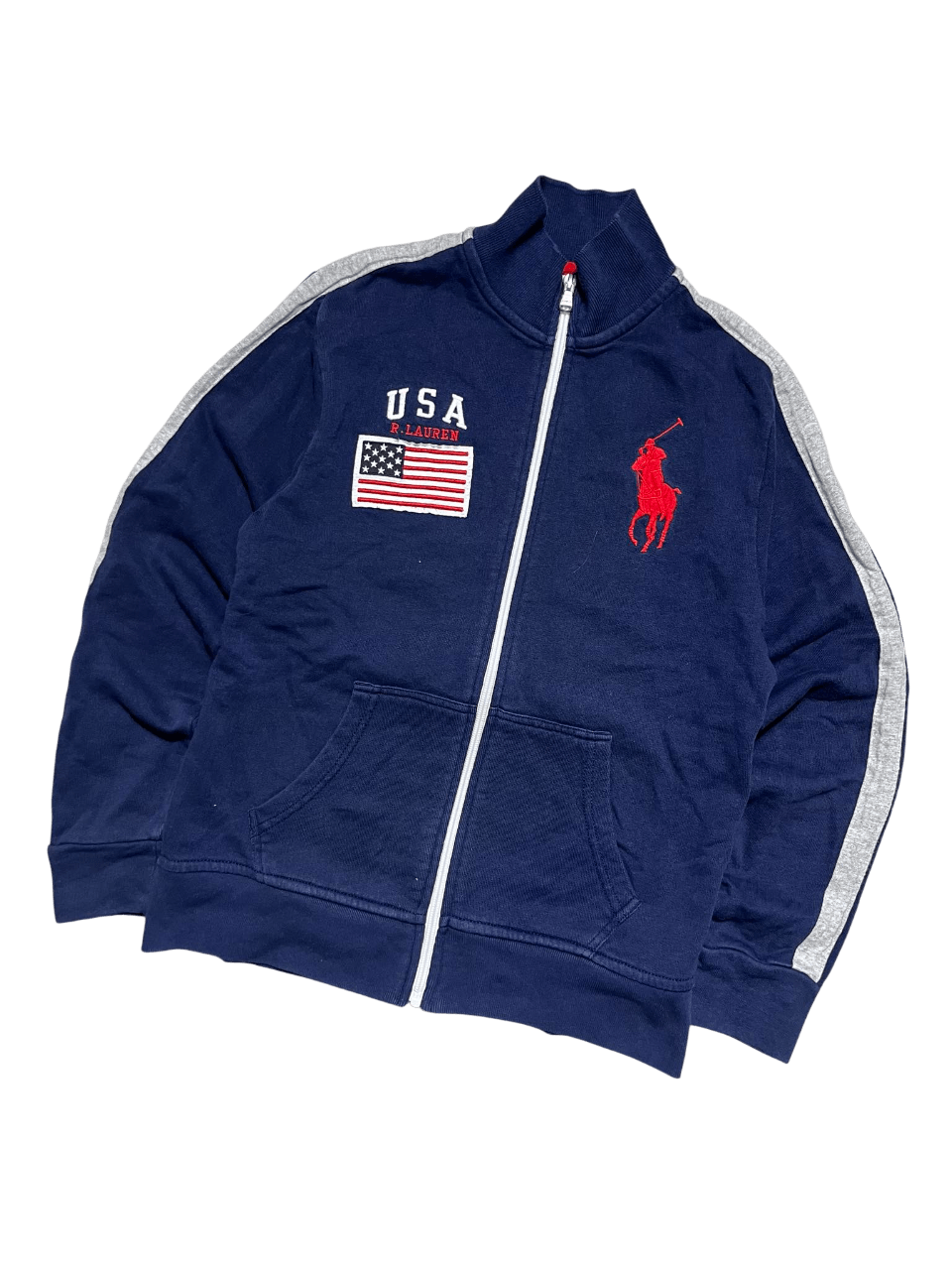 Sötétkék, cipzáros vintage streetwear pulóver USA zászló és lovas logóval, szürke csíkkal az ujjakon