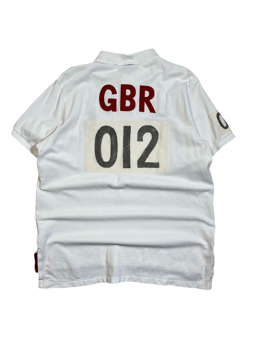 Fehér vintage póló, hátán GBR és 012 felirat, streetwear stílus, rövid ujjú felső