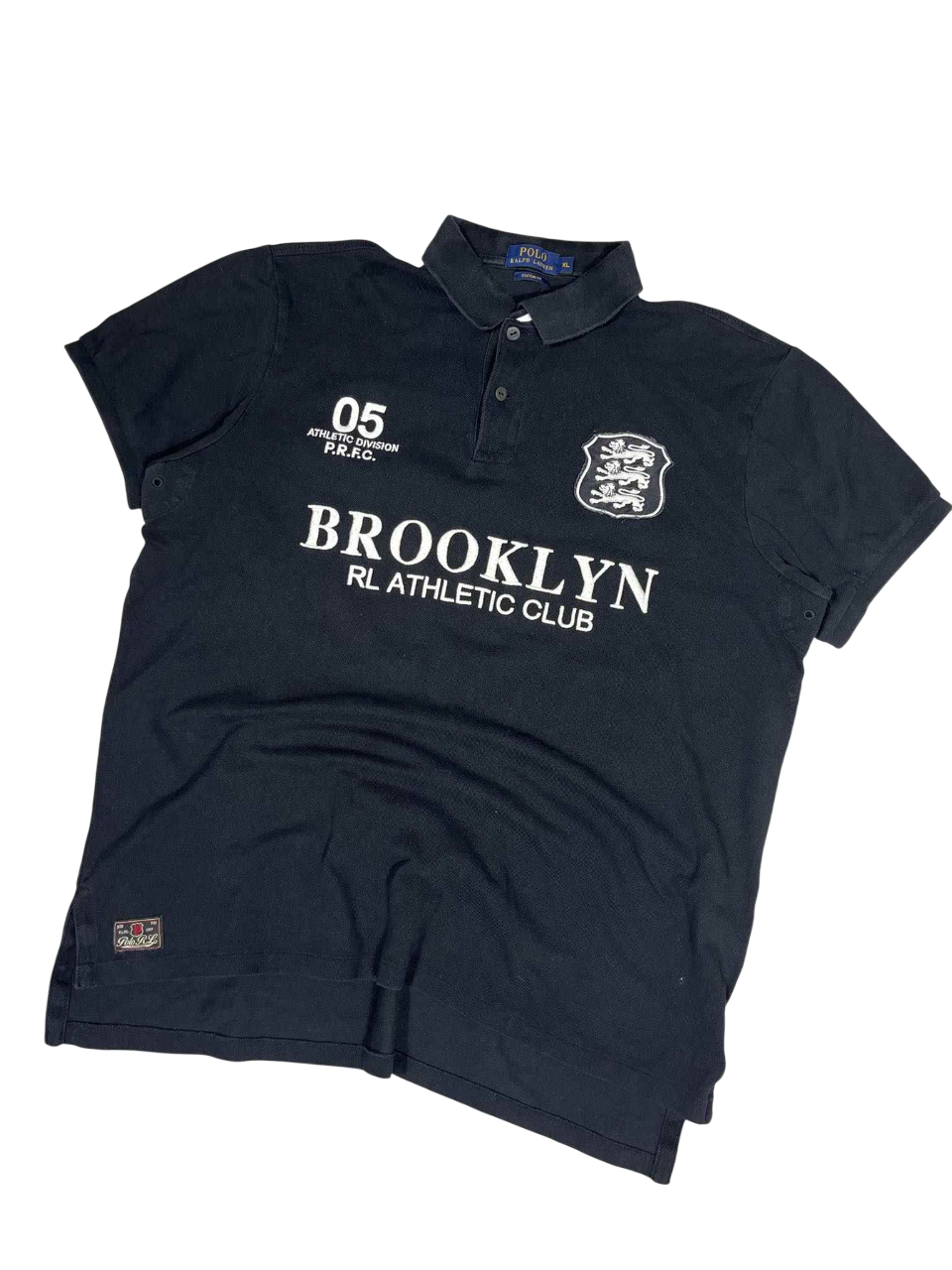 Fekete vintage Polo Ralph Lauren Brooklyn RL Athletic Club férfi galléros póló, fehér feliratokkal.