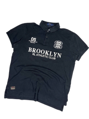 Fekete vintage Polo Ralph Lauren Brooklyn RL Athletic Club férfi galléros póló, fehér feliratokkal.