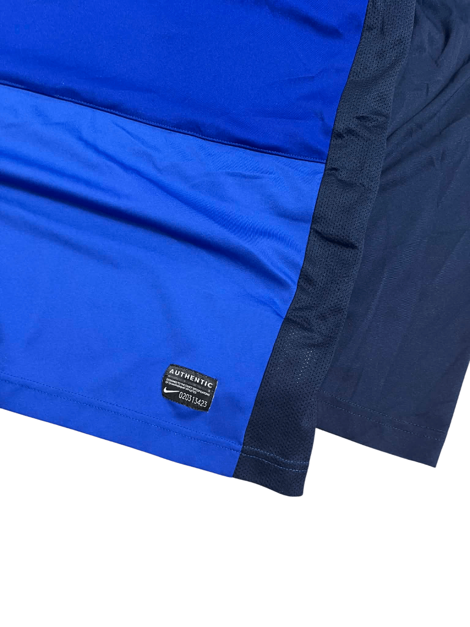 Kék-fekete vintage Nike streetwear póló, authentikus címkével, limitált kiadás