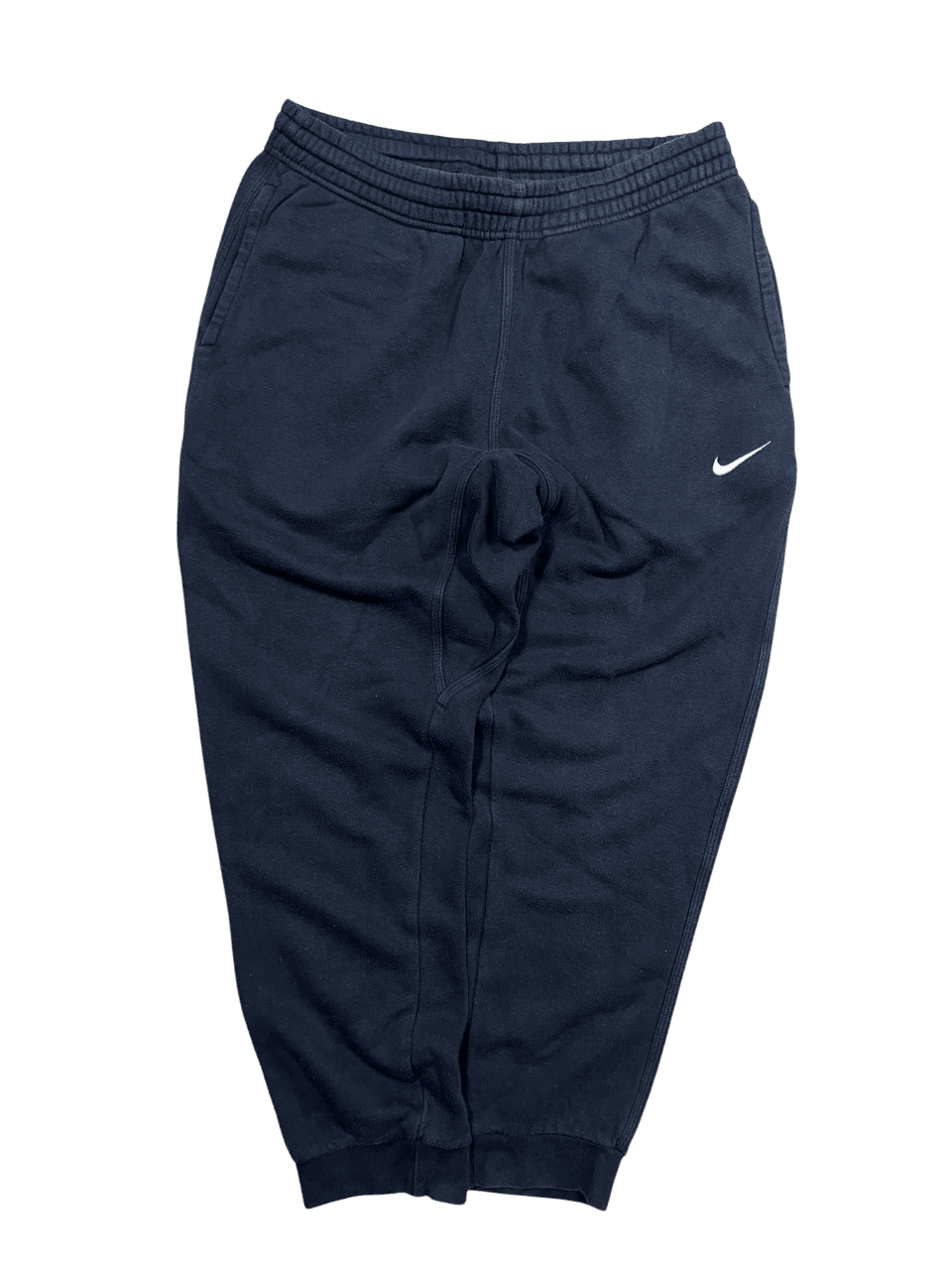 Sötétkék Nike férfi melegítőnadrág vintage streetwear stílusban, elasztikus derékkal.