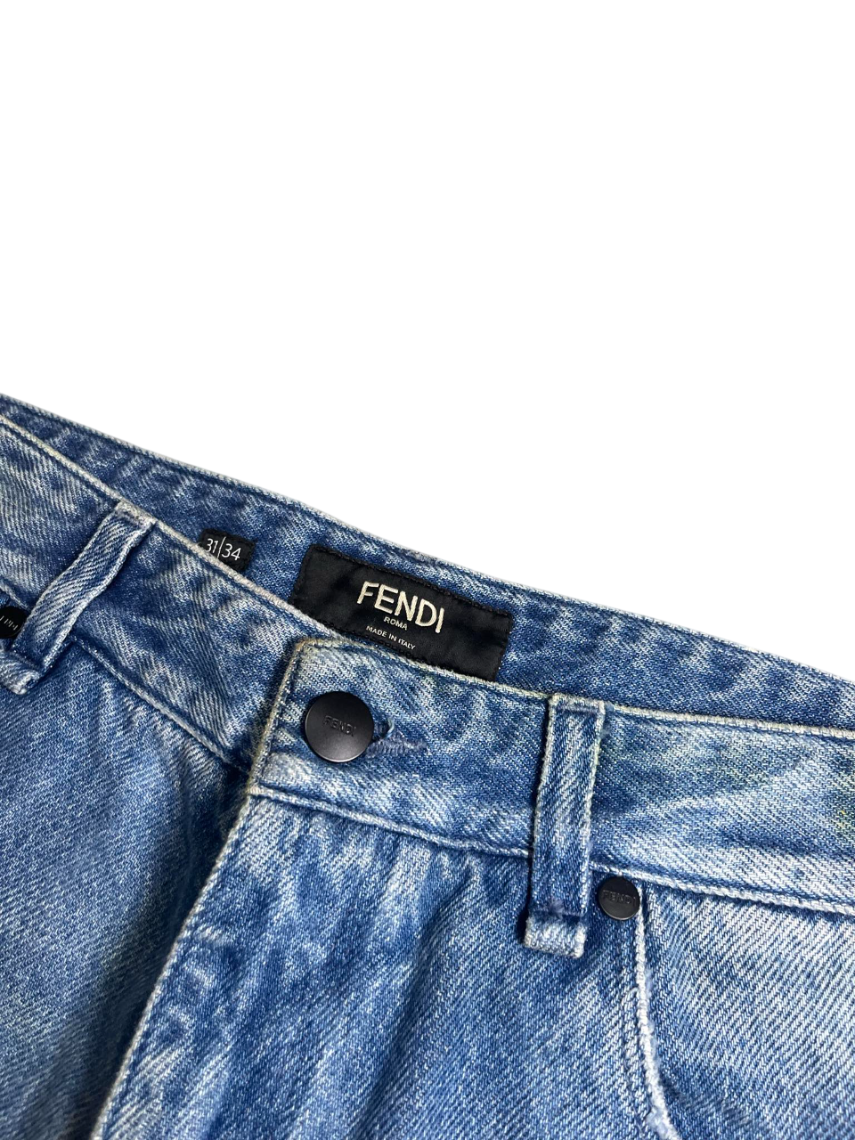 Fendi vintage kék farmer nadrág részlet, kiemelt gomb és címke, streetwear stílus