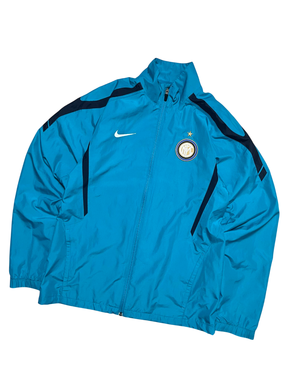 Kék Nike vintage melegítő felső, Inter Milano logóval, cipzáras, sportos streetwear stílus