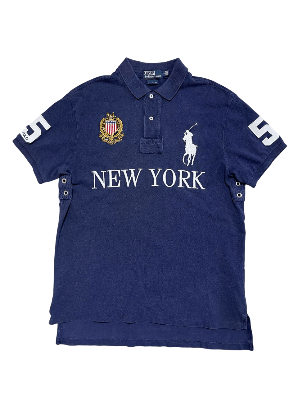Férfi sötétkék vintage galléros póló, elöl NEW YORK felirattal, bal ujjon 5-ös számmal, mellkason hímzett címerrel és póló lovas emblémával.
