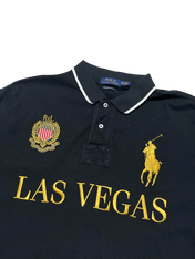 Fekete, galléros póló Ralph Lauren hímzett logóval, arany Las Vegas felirattal.