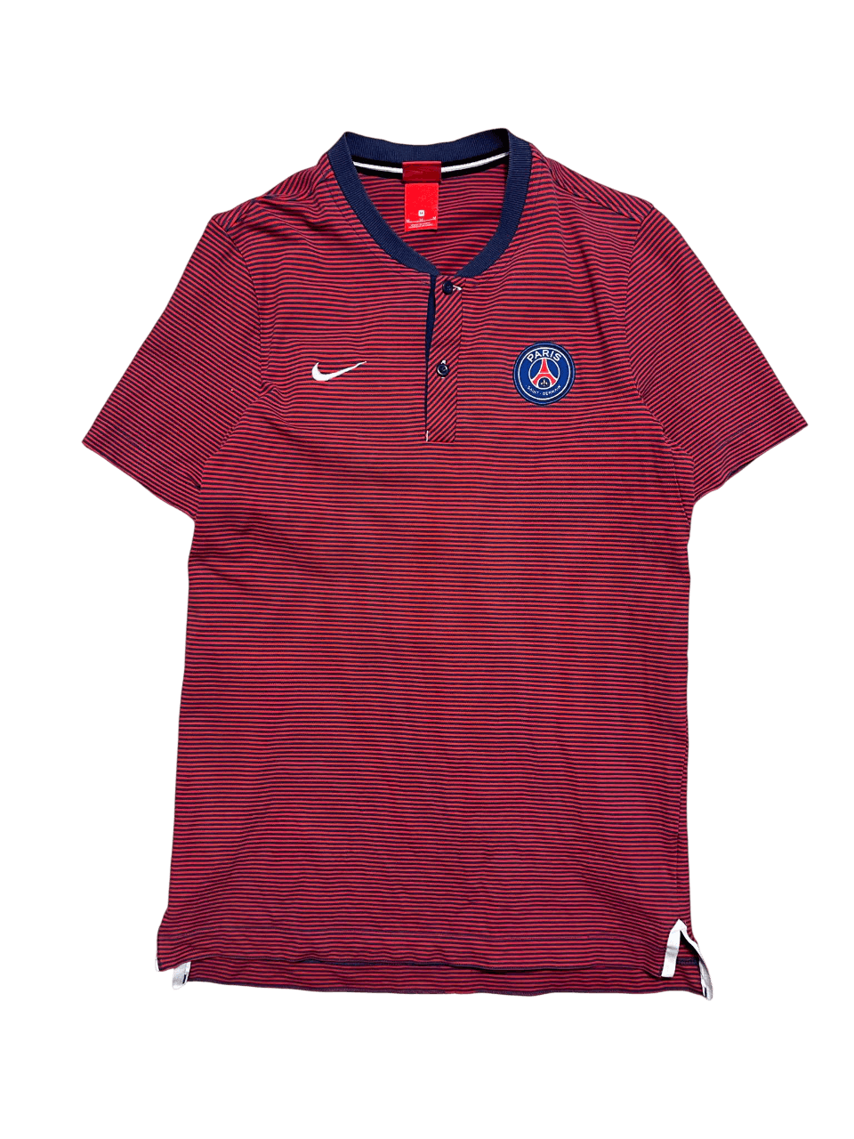 Piros-kék csíkos Paris Saint-Germain Nike galléros póló, rövid ujjú, streetwear stílusban.
