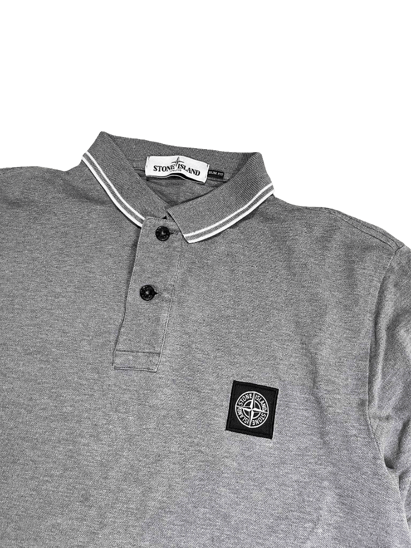 Szürke Stone Island galléros póló logóval, vintage streetwear stílusban