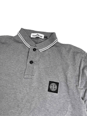 Szürke Stone Island galléros póló logóval, vintage streetwear stílusban
