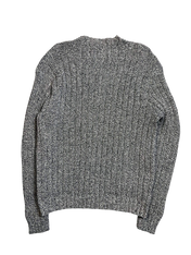 Szürke vintage kötött pulóver, bordázott mintával, streetwear stílusban, fekete háttéren