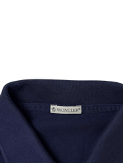 Sötétkék Moncler galléros póló gallérrész közelről, streetwear stílus