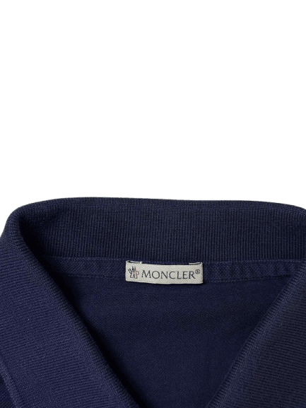 Sötétkék Moncler galléros póló gallérrész közelről, streetwear stílus