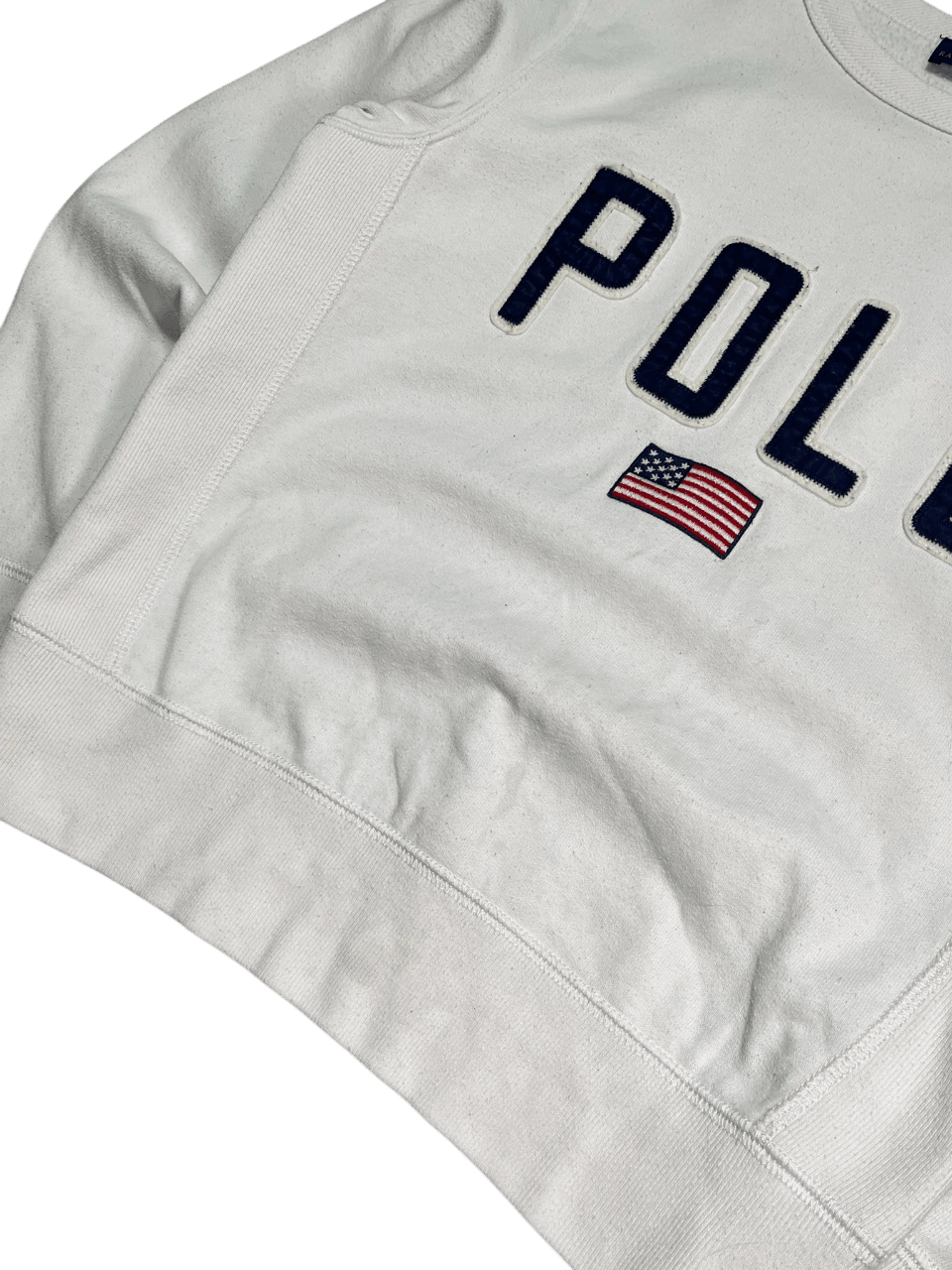 Fehér vintage streetwear pulóver sötétkék POLÓ felirattal és amerikai zászló hímzéssel.