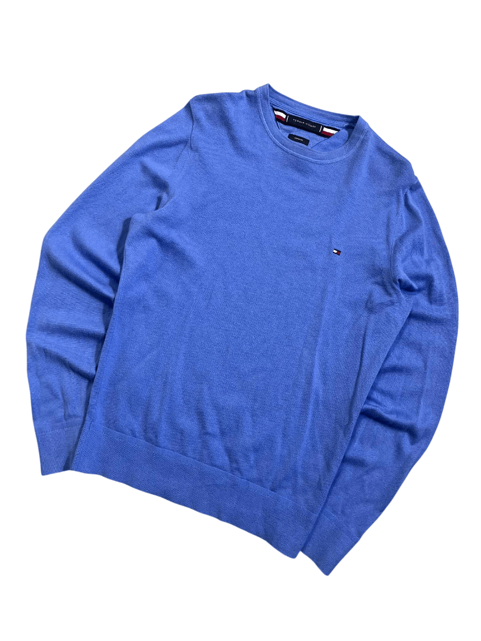 Kék, prémium pamut designer pulóver hímzett logóval streetwear stílusban, fekete háttéren.