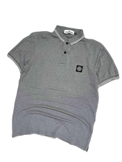 Szürke rövid ujjú streetwear Stone Island galléros póló fekete logóval, prémium minőség