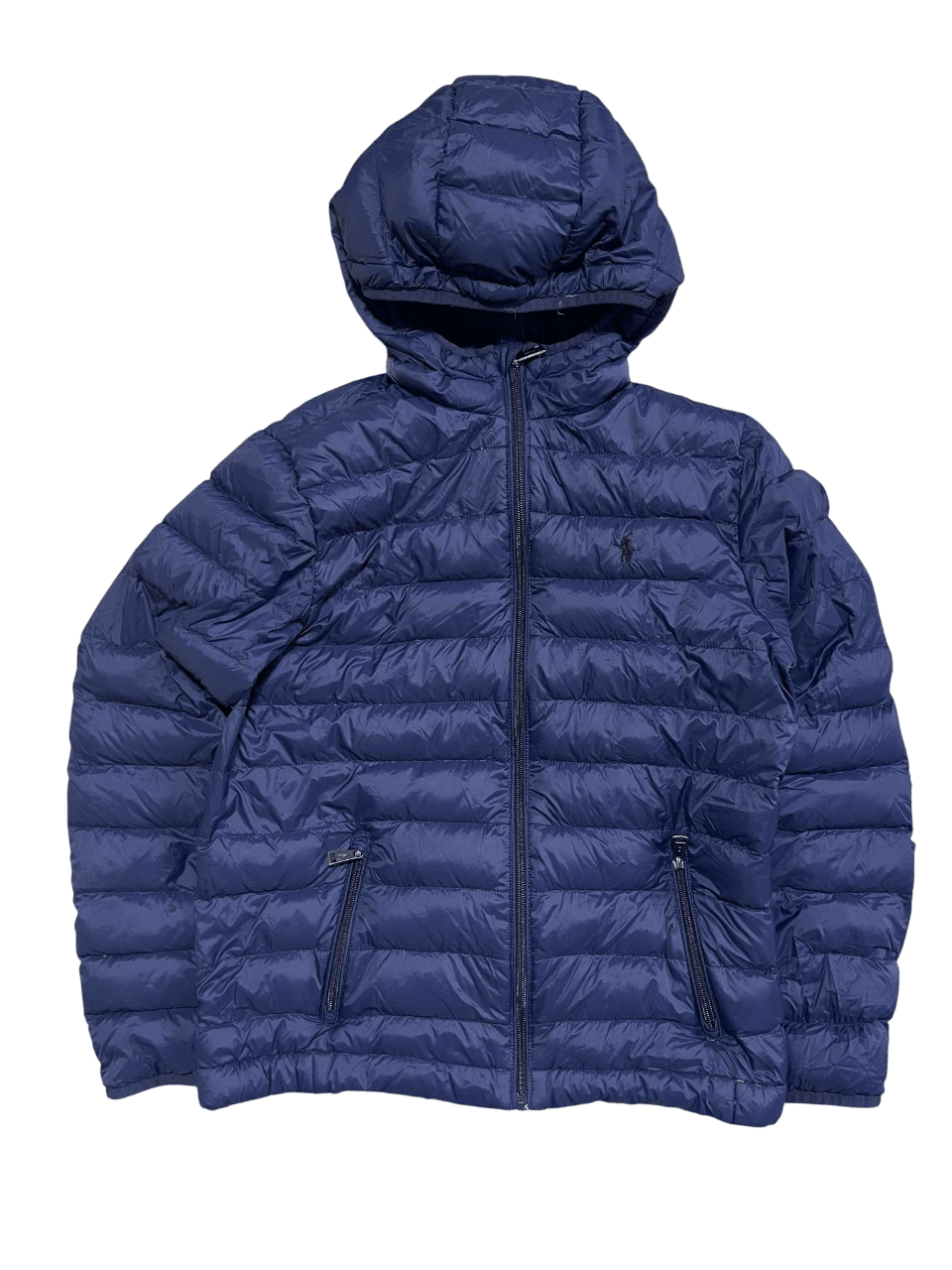 Sötétkék kapucnis pufi dzseki vintage streetwear stílusban, cipzáras zsebekkel