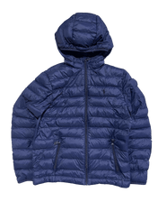 Sötétkék kapucnis pufi dzseki vintage streetwear stílusban, cipzáras zsebekkel
