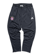 Fekete Adidas melegítőnadrág Bayern München logóval, streetwear stílusban