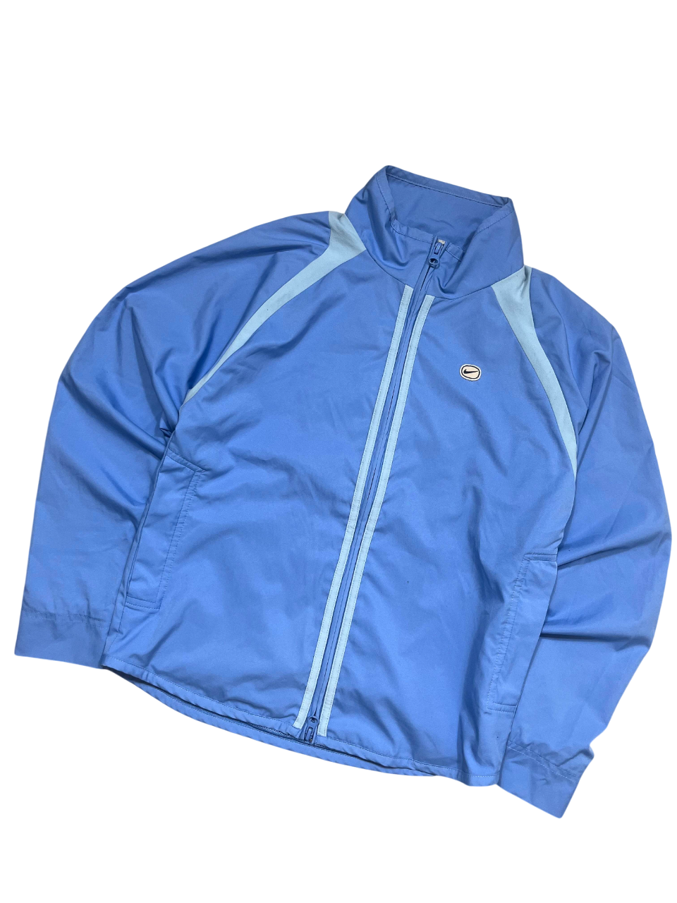 Világoskék vintage sportdzseki cipzárral, utcai divat, egyedi streetwear stílus
