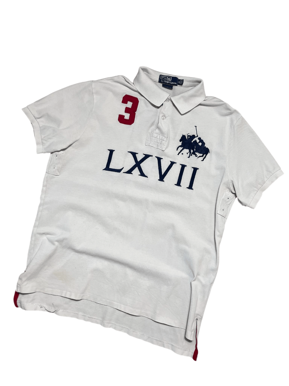 Fehér vintage polo póló, hímzett ló motívummal, piros 3-assal és LXVII felirattal.