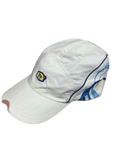 Fehér vintage streetwear sapka hímzett logóval és kék mintával, egyedi dizájn