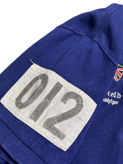 Sötétkék vintage póló nagy fehér szám felvarróval és brit zászlós részlettel
