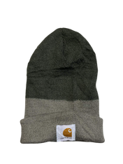 Carhartt vintage szürke-khaki kötött streetwear sapka logóval, fekete háttéren
