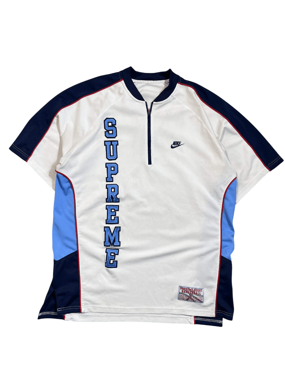 Fehér és kék Supreme Nike vintage streetwear póló, cipzárral és felirattal.