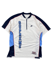 Fehér és kék Supreme Nike vintage streetwear póló, cipzárral és felirattal.