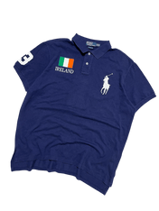 Sötétkék vintage Ralph Lauren póló, Ireland felirattal és ír zászlóval, férfi streetwear
