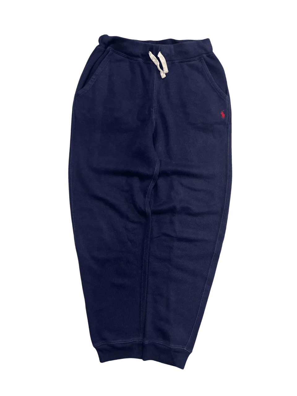 Sötétkék vintage melegítőnadrág, zsinóros derékkal, streetwear stílusban, piros hímzéssel.