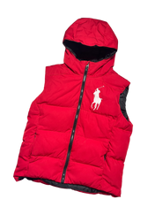 Piros kapucnis, ujjatlan steppelt streetwear mellény nagy fehér logóval az elején