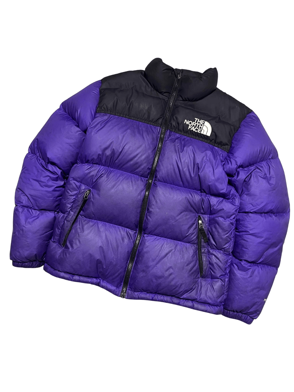 Lila-fekete The North Face pufi dzseki, cipzárral és elülső zsebekkel, streetwear stílus