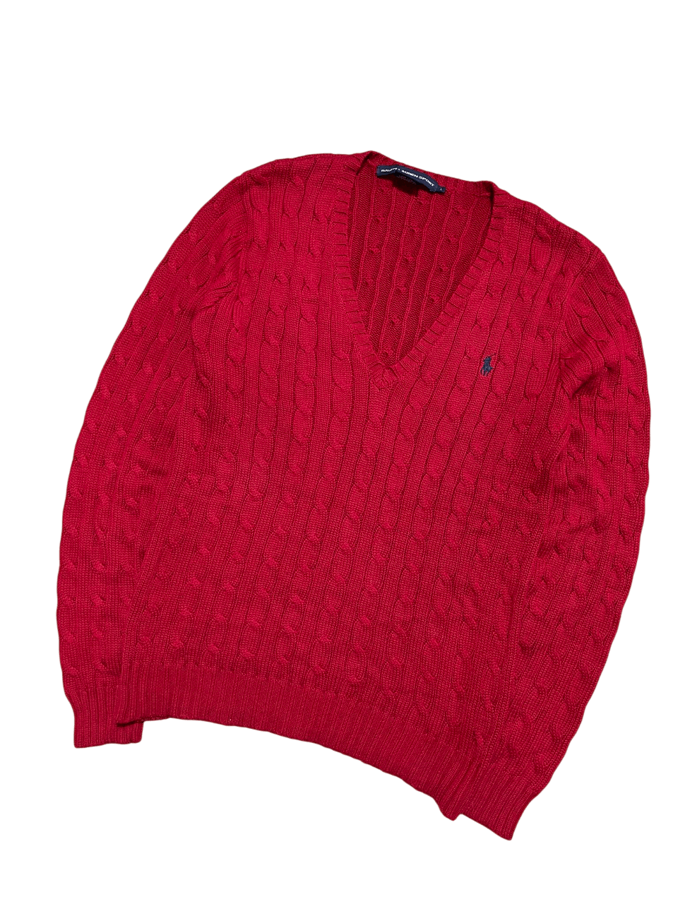 Piros kötött pulóver V-nyakkivágással, vintage streetwear stílusban.