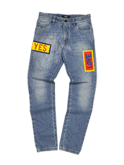 Vintage stílusú világoskék farmernadrág, színes YES és LOVE felvarrókkal, streetwear divat