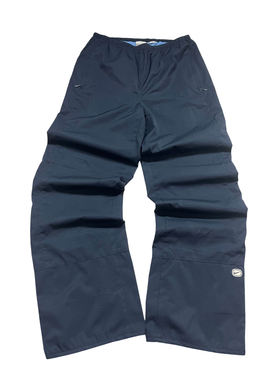 Sötétkék, bő szárú Nike streetwear nadrág vintage stílusban, hímzett logóval