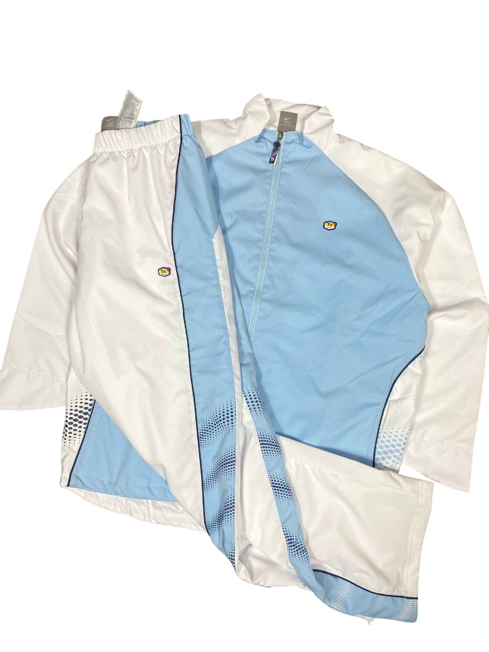 Világoskék és fehér vintage stílusú Nike streetwear melegítő szett, retro dizájnnal.