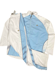 Világoskék és fehér vintage stílusú Nike streetwear melegítő szett, retro dizájnnal.