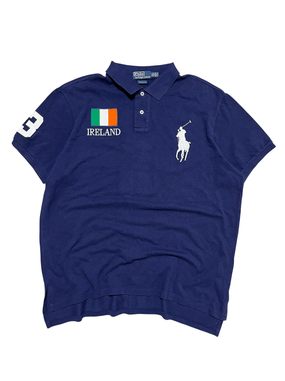 Sötétkék vintage polo póló, Ireland zászló felvarróval és nagy lovas logóval, streetwear stílusban.