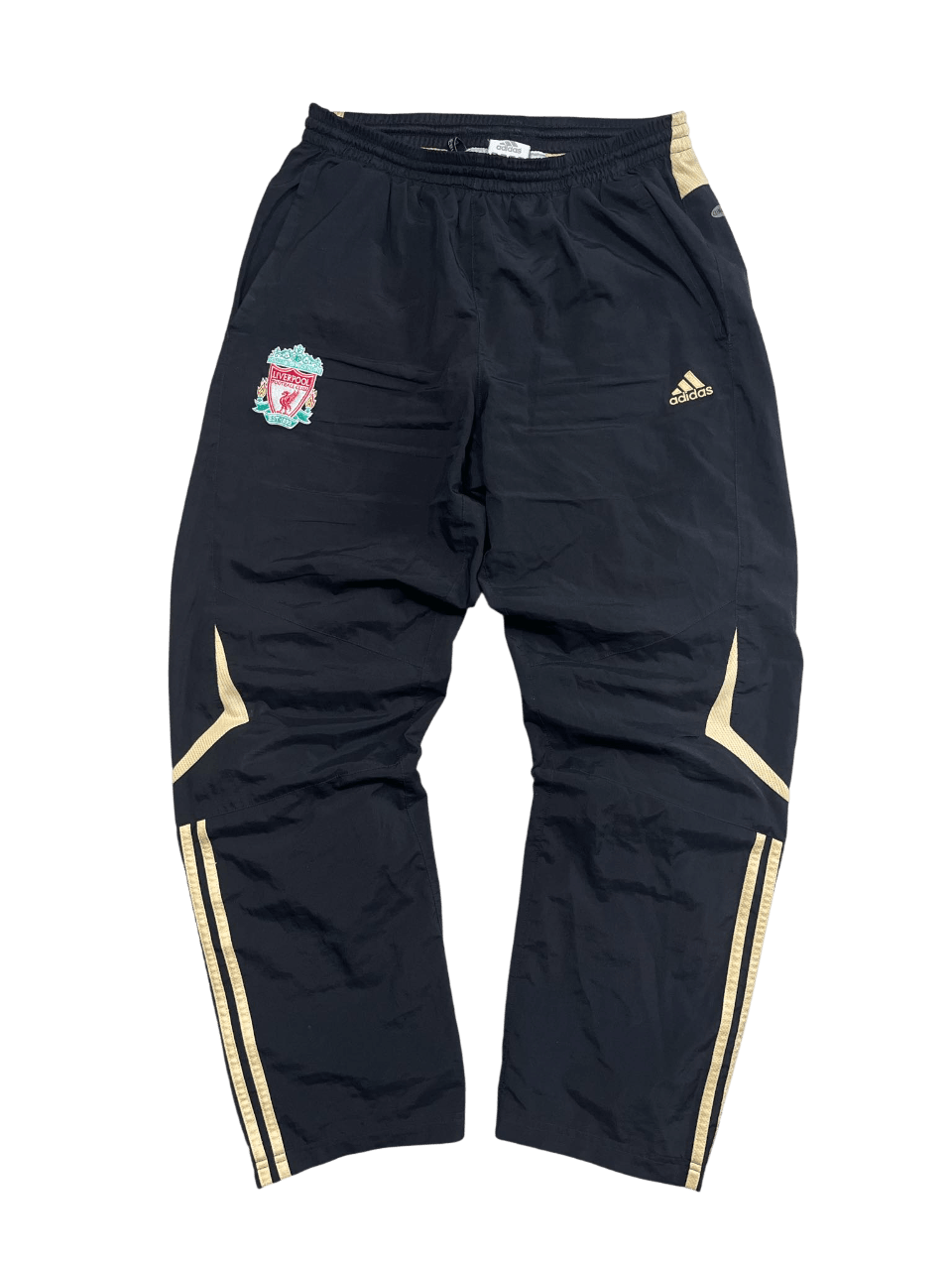 Fekete Adidas melegítőnadrág arany csíkokkal, Liverpool címerrel, vintage streetwear stílus