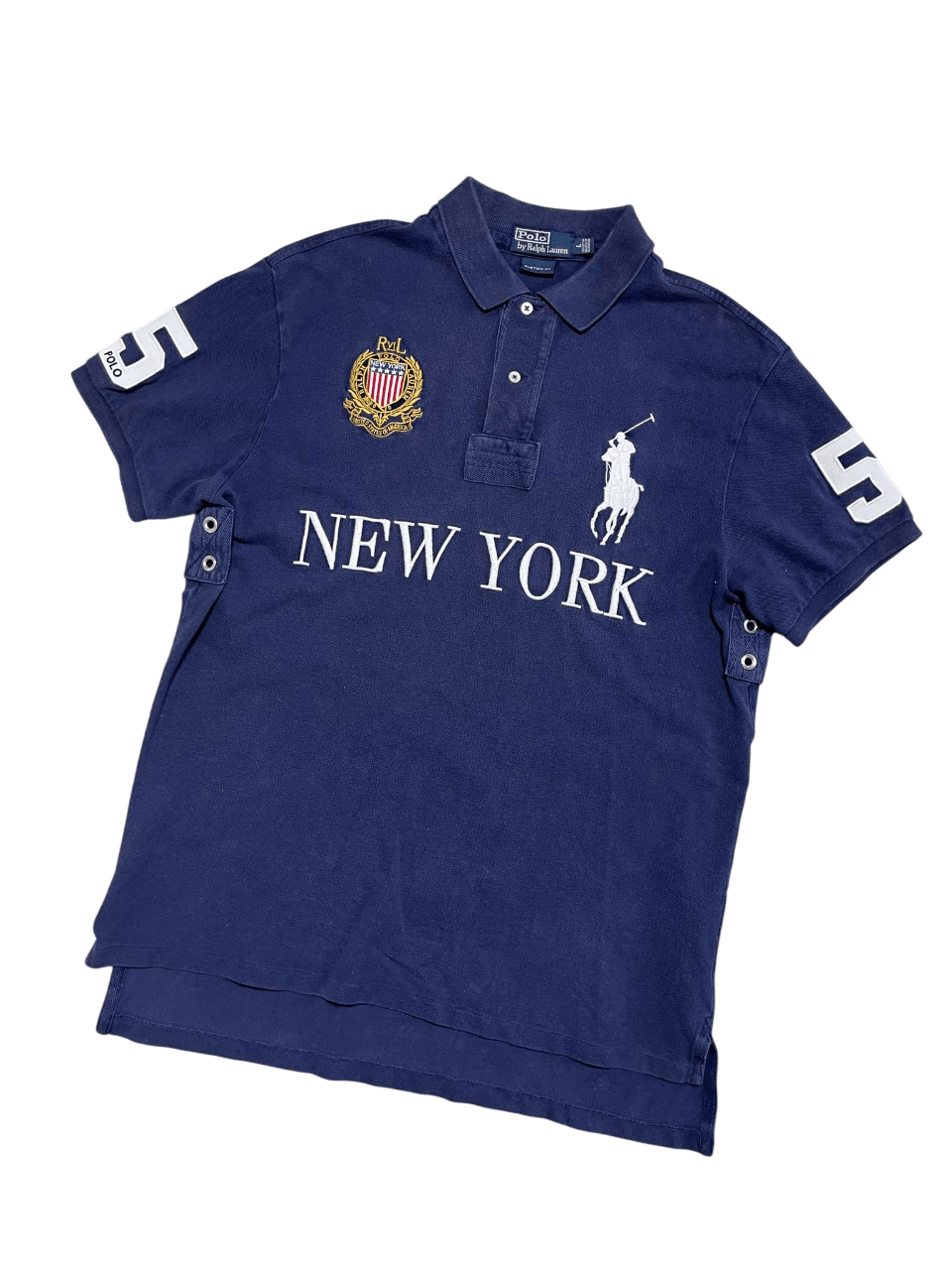 Sötétkék vintage Ralph Lauren póló, hímzett logóval és New York felirattal, streetwear stílus