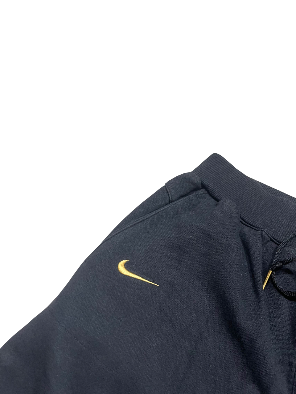 Sötétkék Nike streetwear melegítőnadrág sárga hímzett logóval, vintage stílusban