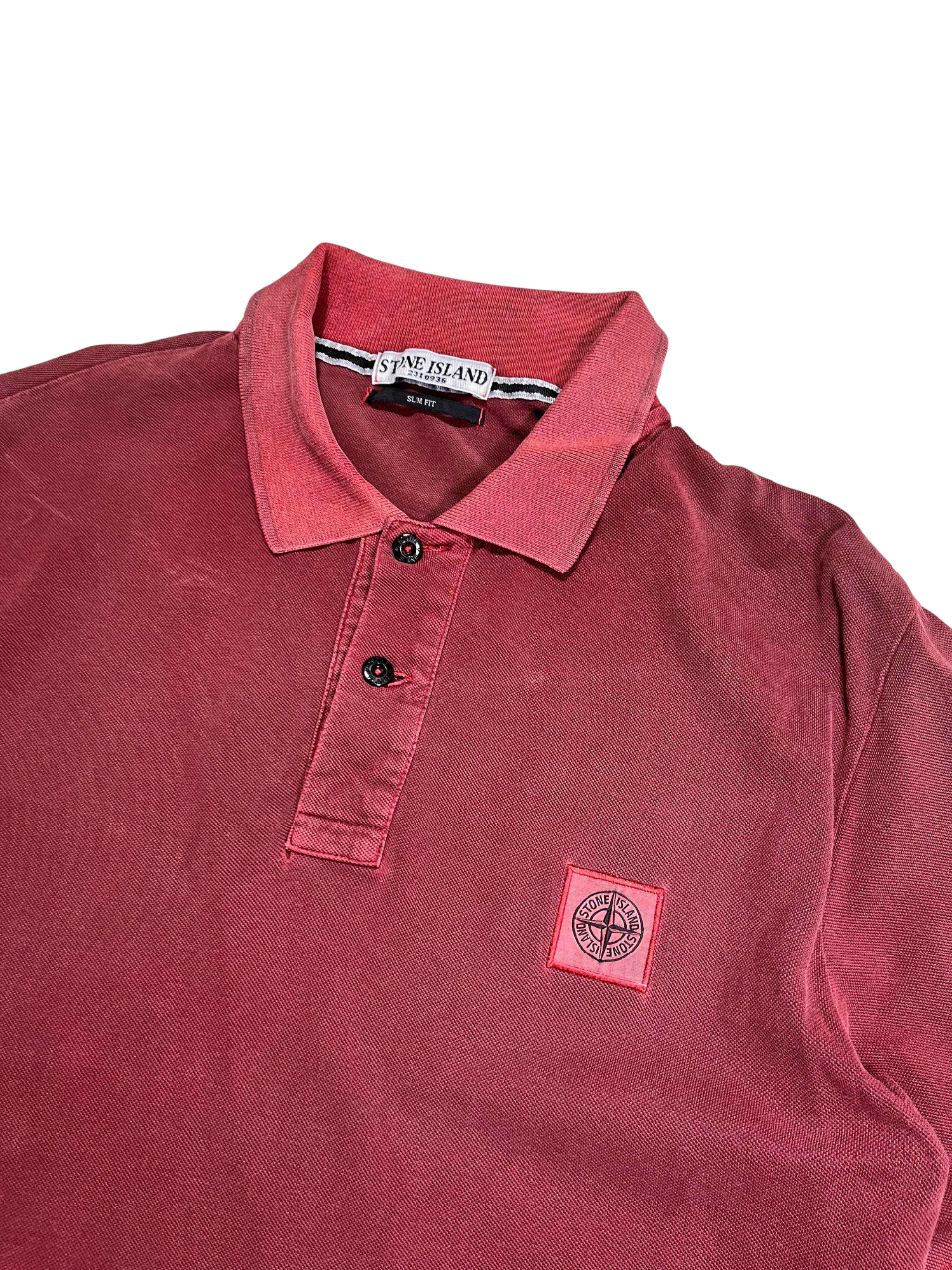Vörös Stone Island galléros streetwear póló, hímzett logóval, vintage stílus