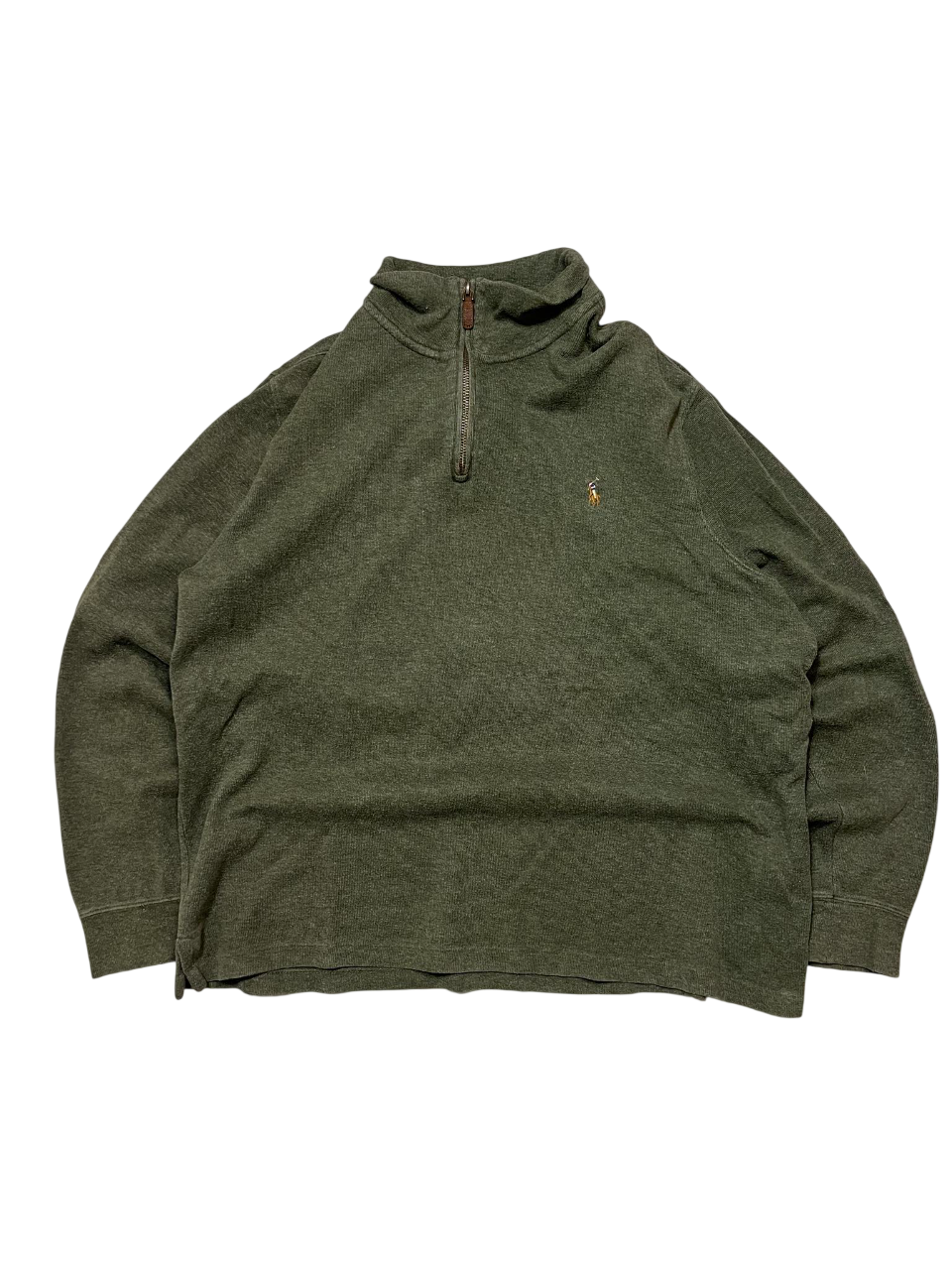 Sötétzöld félcipzáras vintage pulóver hímzett logóval, streetwear stílusban.