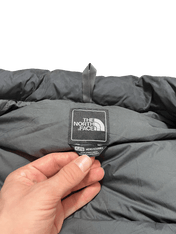 The North Face fekete pehelykabát címke közelről, vintage streetwear stílus