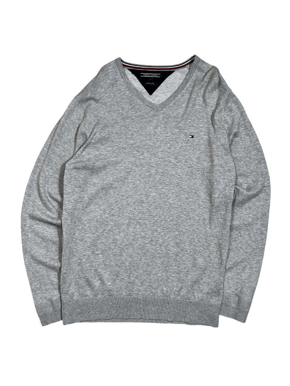 Szürke, V-nyakú, hosszú ujjú streetwear pulóver diszkrét kis logóval, vintage stílus