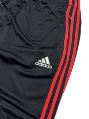 Fekete Adidas melegítőnadrág piros csíkokkal és logóval, streetwear stílus